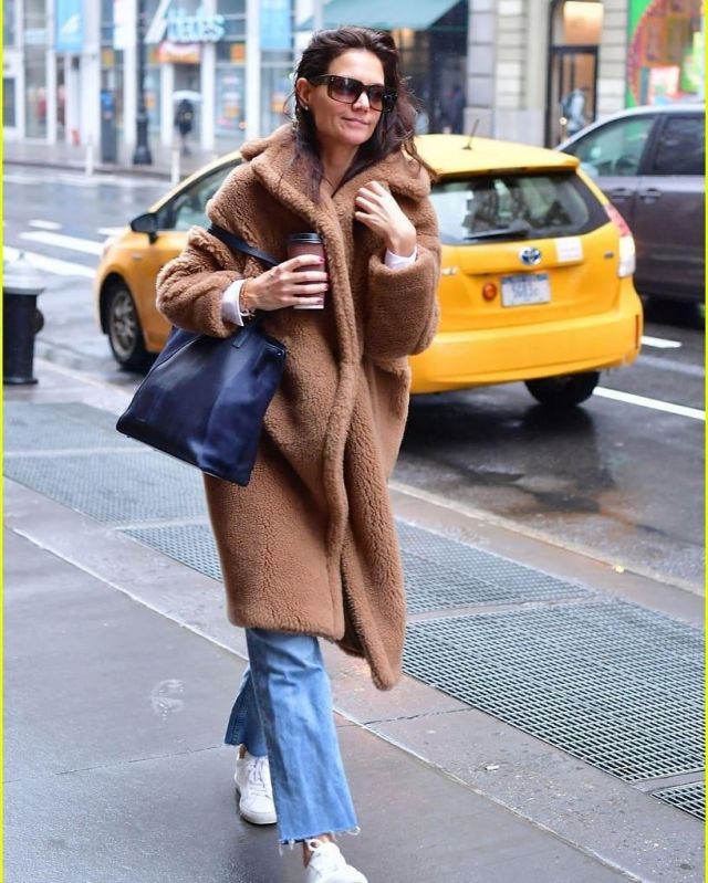 Max Mara Ted­dy Icon Camel Hair And Silk Blend Coat worn by Katie Holmes Soho January 3, 2020