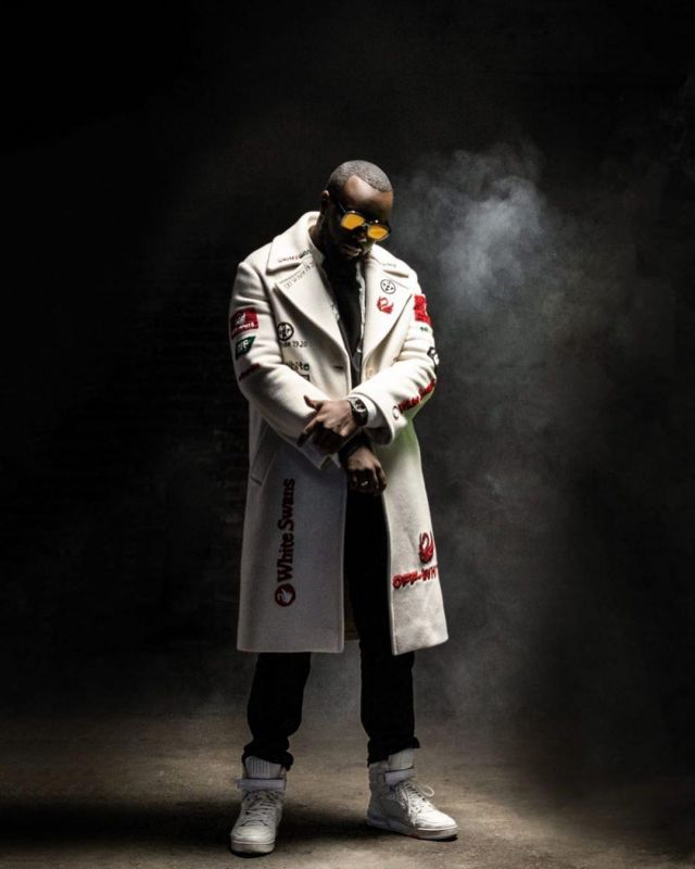 Le manteau blanc avec patchs de Maître Gims sur son compte Instagram @gims