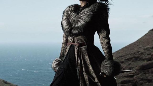 Manteau de fourrure  porté par Yennefer Anya Chalotra dans la série The Witcher