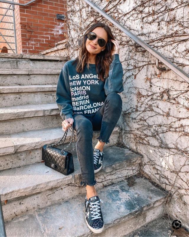 Charcoal Print Sweat­shirt of Lauren Kay on the Instagram account @laurenkaysims