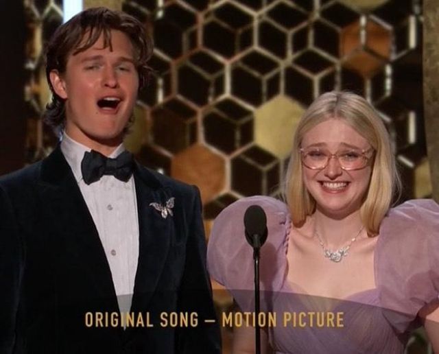 Oliver Peoples Ariella Lunettes portées par Dakota Fanning Golden Globe Awards le 5 janvier 2020