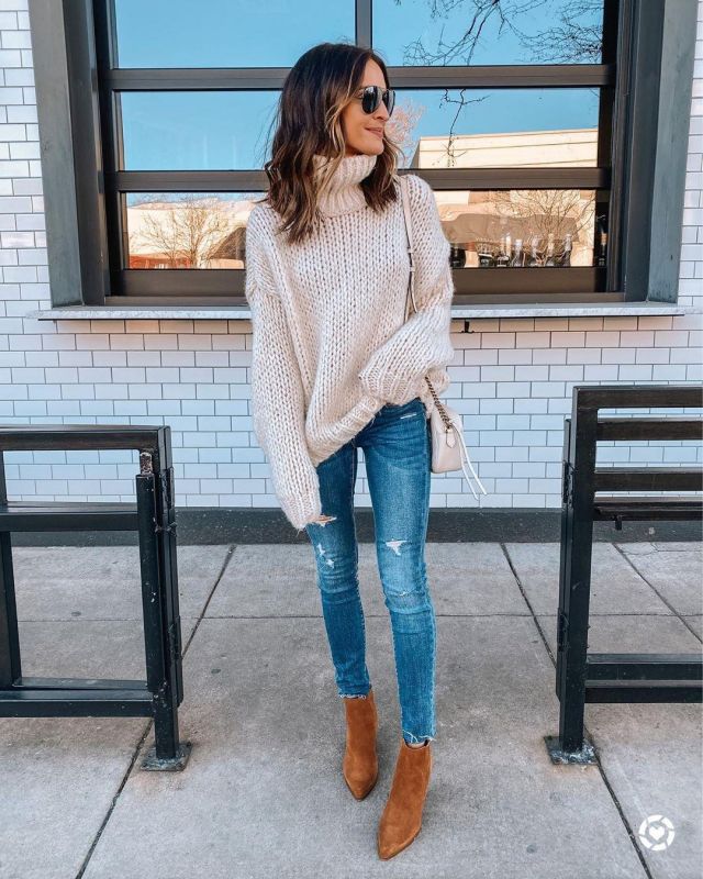 White Turtleneck Sweater of Lauren Kay on the Instagram account @laurenkaysims