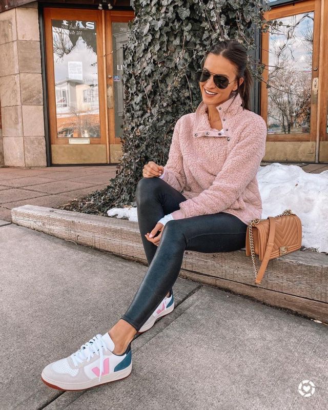 Light Pink Fleece Jack­et of Lauren Kay on the Instagram account @laurenkaysims