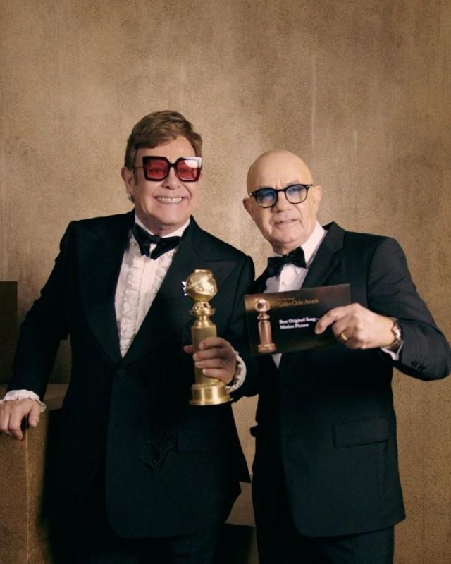 Gucci rectangle black sunglasses of Elton John on the Instagram account @goldenglobes during the Golden Globes ceremony in January 2020