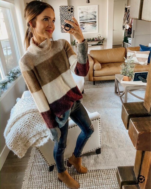 Turtle­neck Sweater of Lauren Kay on the Instagram account @laurenkaysims