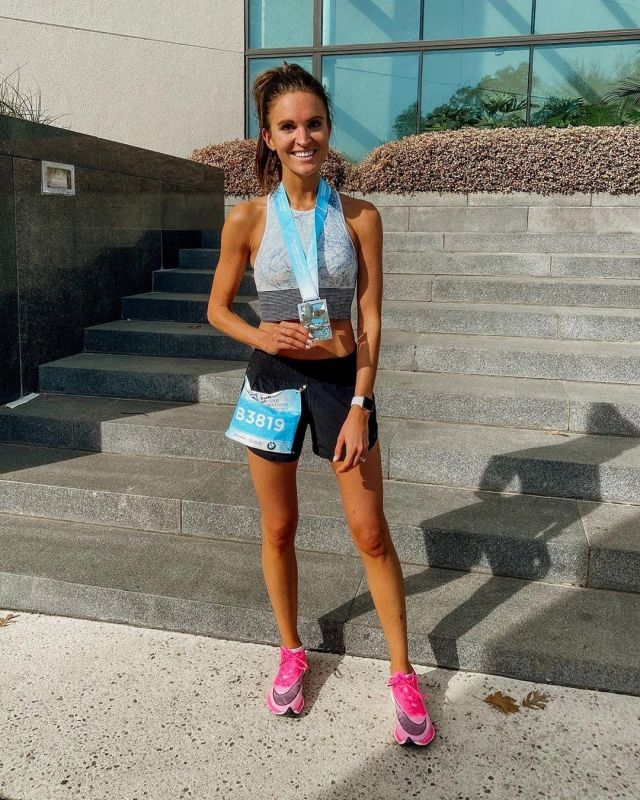 Nike Sneak­ers of Lauren Kay on the Instagram account @laurenkaysims