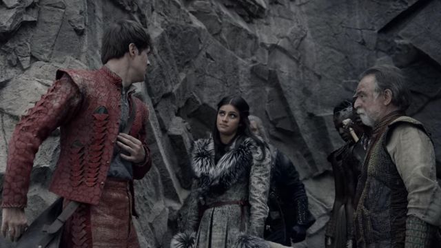 Le manteau gris en fourrure de Yennefer (Anya Chalotra) dans la série The Witcher (S01E06)