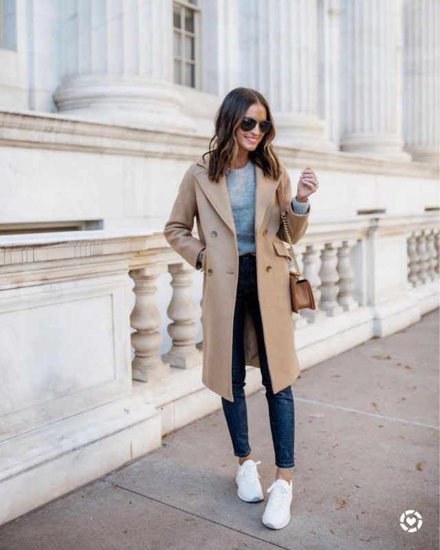 Zapatillas blancas de Lauren Kay en la cuenta de Instagram @laurenkaysims