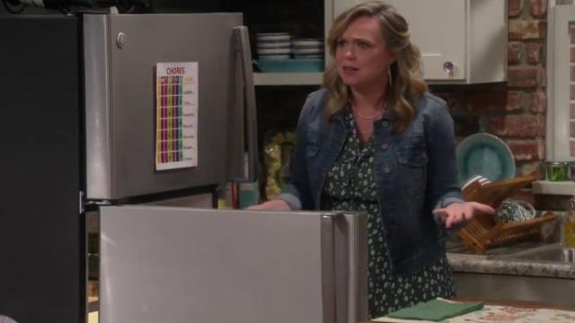 Vert Robe à fleurs portées par Kristin Baxter (Amanda Fuller) dans Last Man Standing Saison 8 Épisode 2