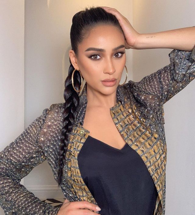 The big hoop earrings golden and textured Shay Mitchell on the account Instagram of @shaymitchell