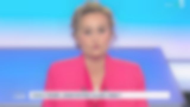 Le blazer à deux rangées de boutons, au tombant souple et au coloris intense de Caroline Roux dans C dans l'air le 06.01.2020