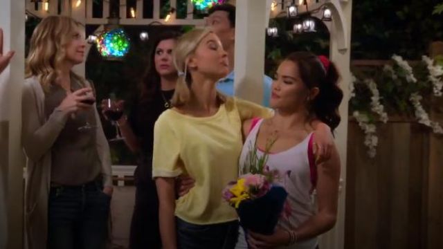 Camiseta sin mangas impresa en flamingo usada por Alexa Mendoza (Paris Berelc) en Alexa & Katie Temporada 3 Episodio 8