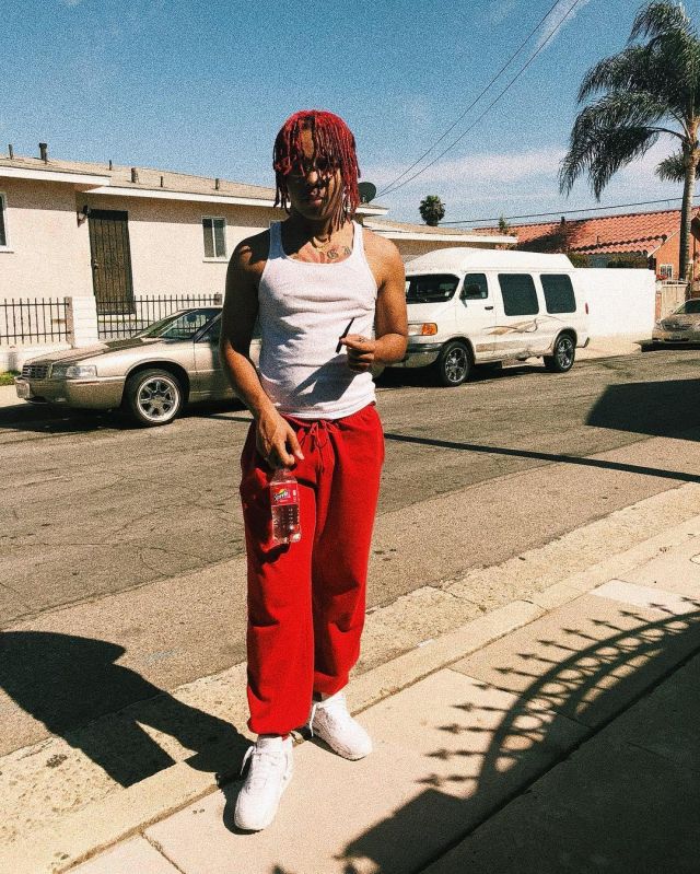 The tracksuit pants red worn by Zola on his account Instagram @binkszola