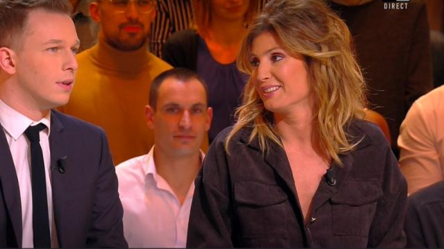 La combinaison col classique ceinturée en velours côtelé de Caroline Ithurbide dans C'est que de la télé !le 06.01.2020