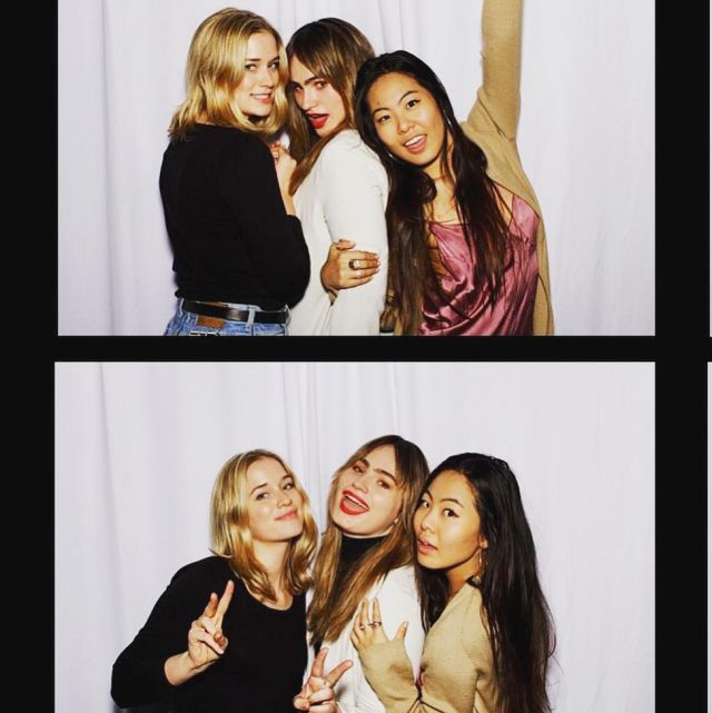 Le pull noir uni, simple, au col rond d'Elizabeth Lail sur le compte Instagram de @elizaboon