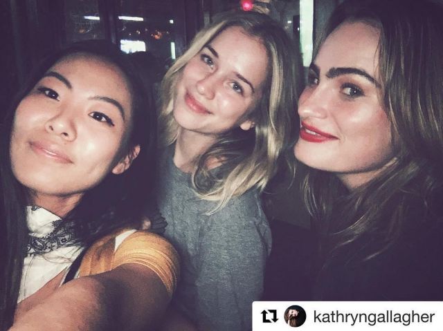 Le pull gris foncé texturisé au col rond d'Elizabeth Lail sur le compte Instagram de @elizaboon