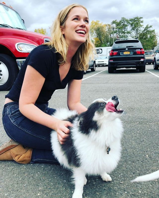 Le t-shirt noir uni à manches courtes et au col V d'Elizabeth Lail sur le compte Instagram de @elizaboon