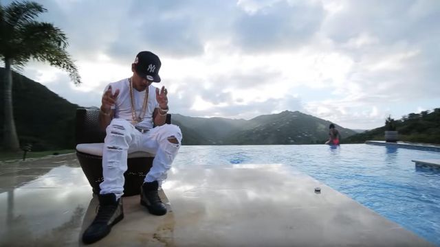 Jean's blanc a trous de Ozuna dans Ozuna - En La Intimidad (Video Oficial)