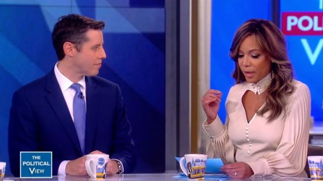 Gucci Blanc découpé Chemisier porté par Sunny Hostin sur La Vue 6 janvier 2019