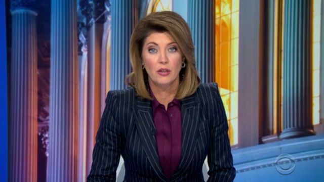 Alexander Mcqueen Navy Pinstripe Blazer porté par Norah O'Donnell sur CBS, Ce Matin du 7 janvier 2020