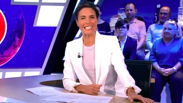 La veste blanche col tailleur de Alessandra Sublet dans C'est Canteloup le 08.01.2020