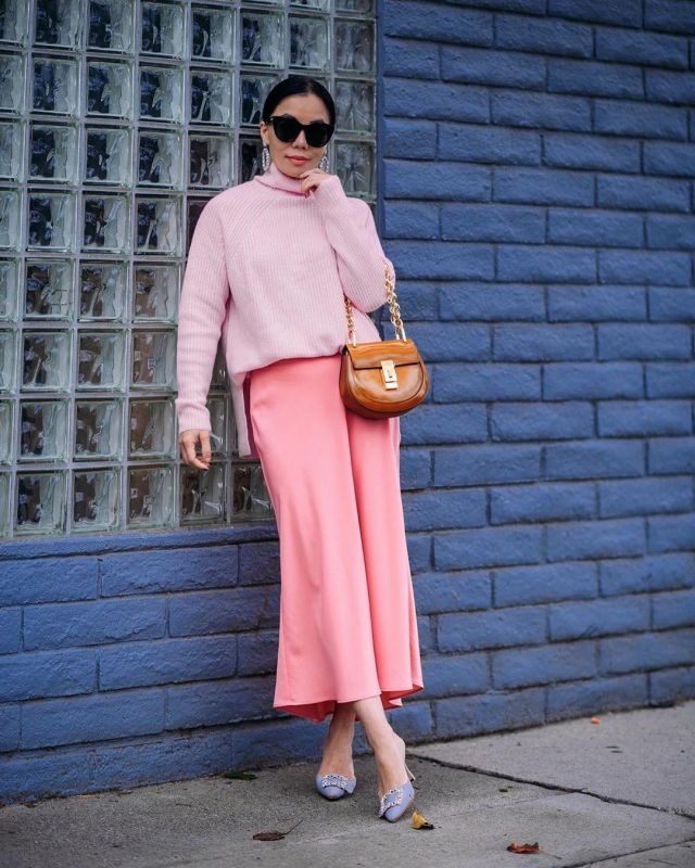 Pink Turtle­neck Sweater of Hallie Swanson on the Instagram account @halliedaily