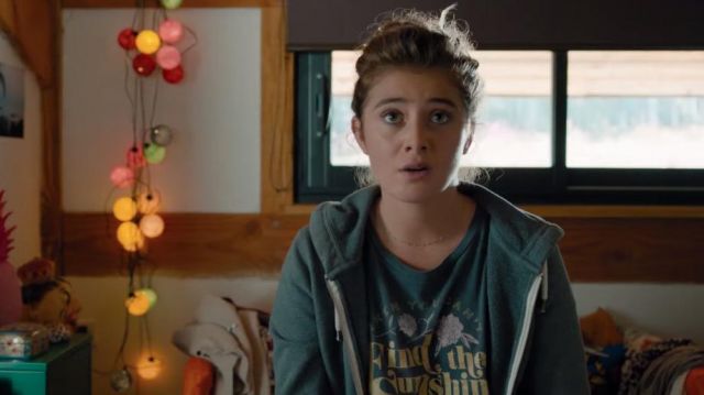 The zipped hoody green of Camille (Camille Aguilar) in Grandpa Sitter