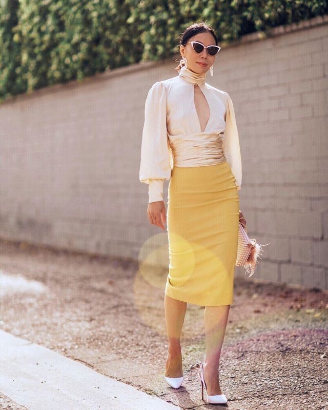 Yellow Pen­cil Skirt of Hallie Swanson on the Instagram account @halliedaily