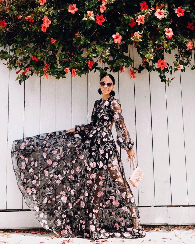 Flo­ral Dress of Hallie Swanson on the Instagram account @halliedaily
