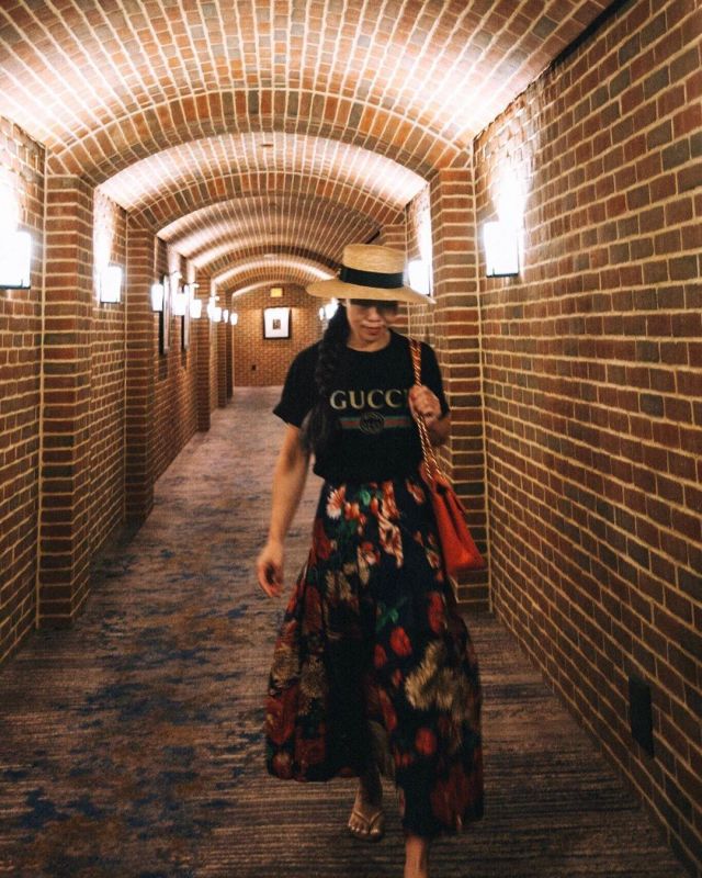 Black T-shirt of Hallie Swanson on the Instagram account @halliedaily