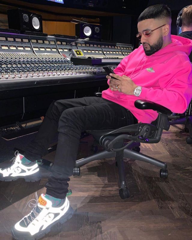 Balenciaga Lo­go-Print Pink Hood­ie of Nav on the Instagram account @nav