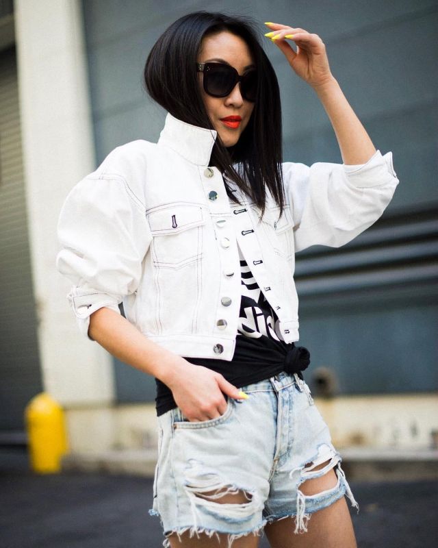 White Jean Jack­et of Nina Hu on the Instagram account @citizensrunway