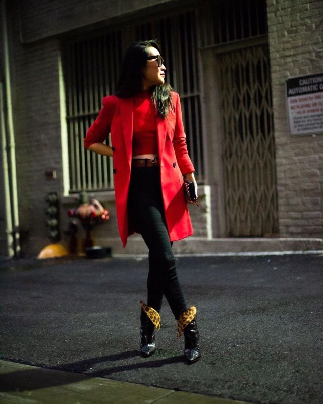 Red Blaz­er of Nina Hu on the Instagram account @citizensrunway