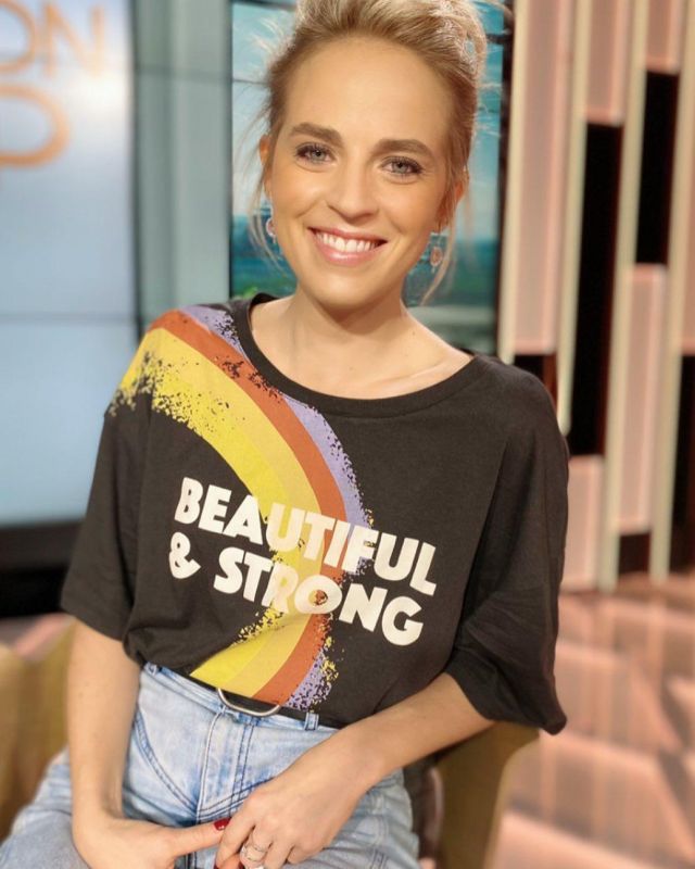 The t-shirt beautiful & strong, Clear Arnoux to the account Instagram of @claire_arnoux