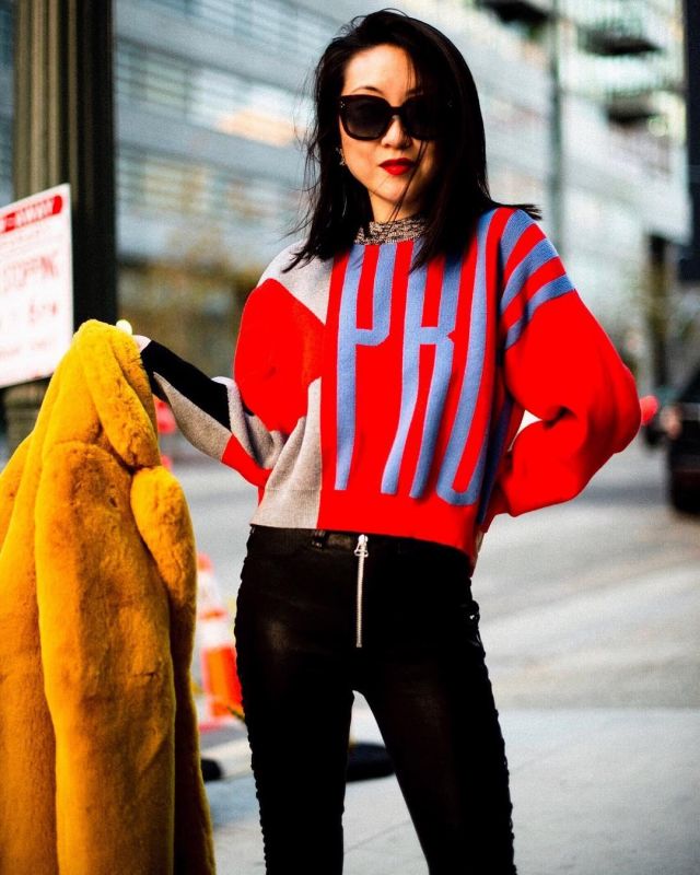 Carré, Lunettes de soleil Nina Hu sur l'Instagram account @citizensrunway