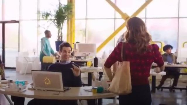 Bolso de lona blanca usado por Zoey (Jane Levy) en la extraordinaria lista de reproducción de Zoey Temporada 1 Episodio 1