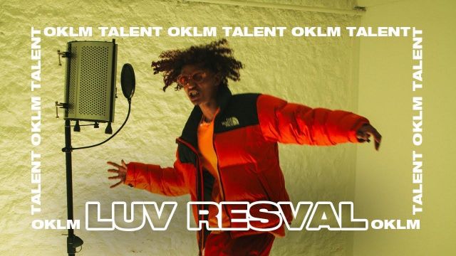 The down jacket orange The North Face scope by Luv Resval in her video clip "Skywalker" | #TalentOKLM