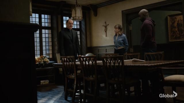 Chaqueta de cuero azul usada por Kristen Bouchard (Katja Herbers) en el programa de televisión Evil (Temporada 1 Episodio 8)