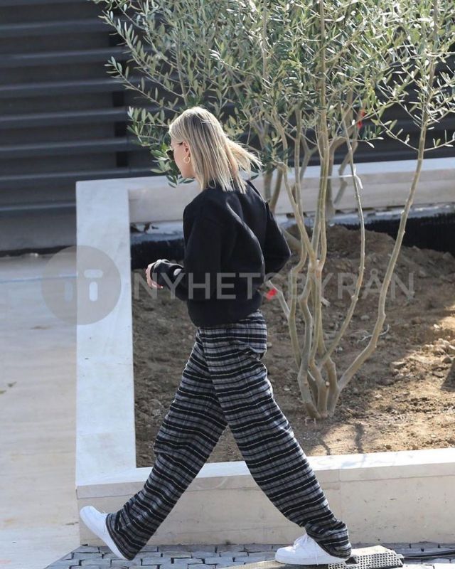 Saint Laurent New Wave Sun­glass­es worn by Hailey Baldwin House Hunting January 9, 2020