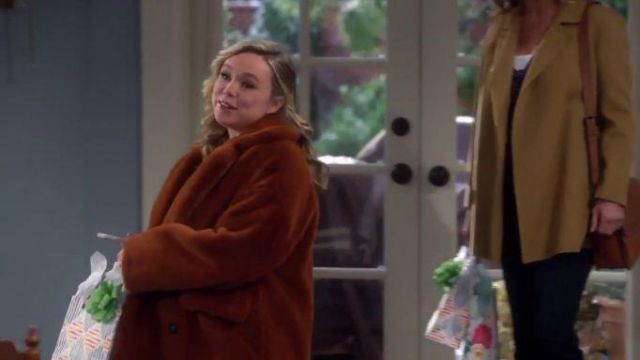 Yellow Coat worn by Vanessa Baxter (Nancy Travis) in Last Man Standing Season 8 Episode 4