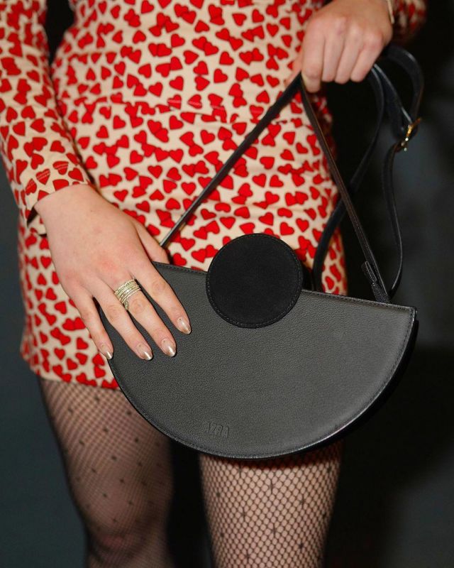 Le sac noir de Joey King sur le compte Instagram de @jaredengstudios