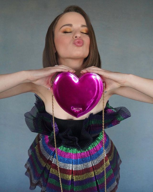 The bag in the shape of a heart, Joey King on the account Instagram of @jaredengstudios