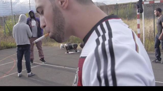 Le maillot de l'Allemagne (2014) porté par Ademo dans PNL - Dans ta rue [Clip Officiel]