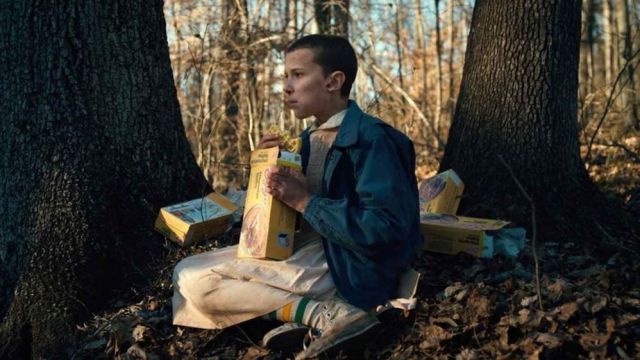 The blue jacket of Eleven (Millie Bobby Brown) in Stranger Things S01E06