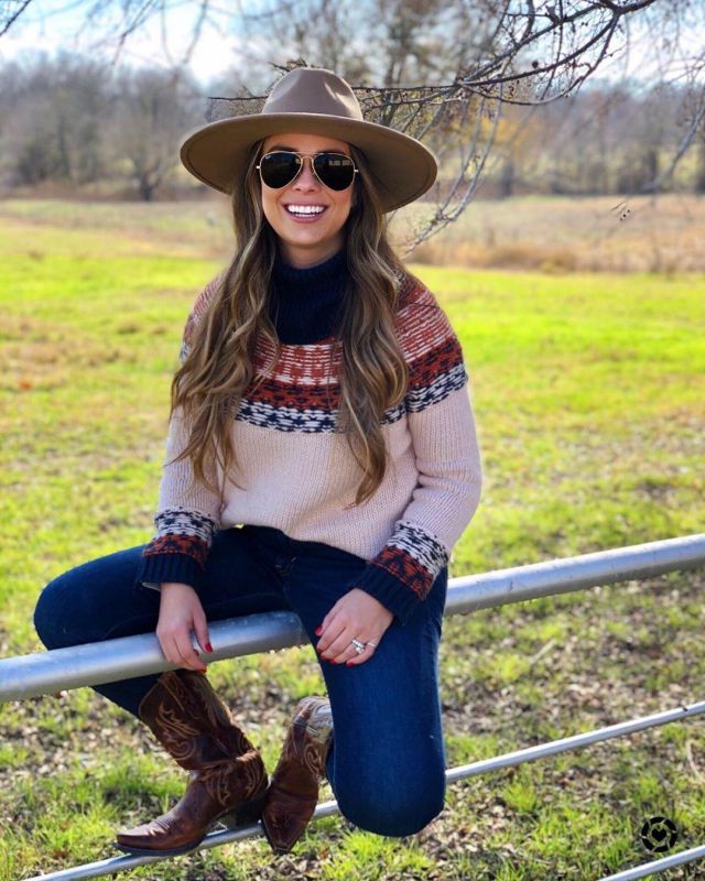 Turtle­neck Sweater of Meghan Young on the Instagram account @themeghanjones
