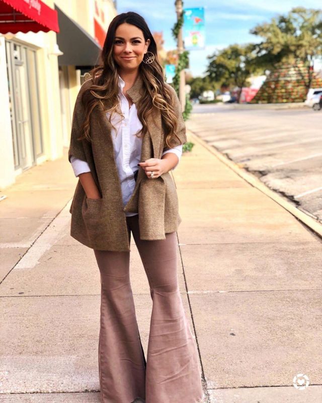 Cozy Cardi­gan of Meghan Young on the Instagram account @themeghanjones