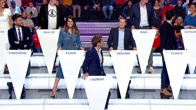 Les sandales dorées flamme de Karine Ferri dans Le grand concours des animateurs du 10 01 2020