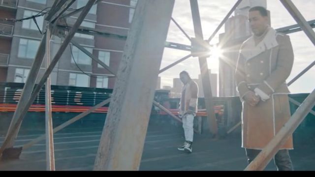 Le pantalon blanc de Ozuna dans la vidéo Ozuna x Romeo Santos - El Farsante (Remix) (Video Oficial)