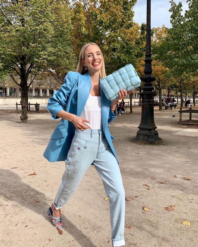 Le sac a main bleu clair de Leonie Hanne sur le compte Instagram de @leoniehanne