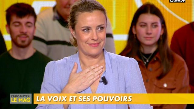 The blue blouse, fluid and soft to col lavallière of Isabelle Moreau in The Info of the true 09.01.2020